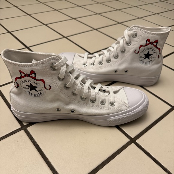 Converse Custom Chuck Taylor All Star Wide Fit in White Monochrome with red bow - Picture 1 of 5